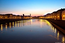 Blick über den Fluss Arno in Livorno bei Nacht