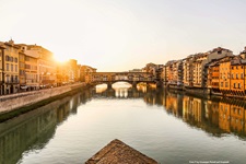 Blick über den Fluss Arno auf Ponte Vechio, der ältesten Brücke von Florenz